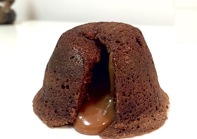 Petit Gâteau de Chocolate com Recheio de Caramelo